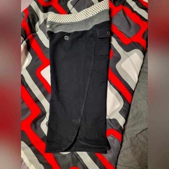 105- Lululemon Flare Capris  Size 4 - Picture 4 of 4